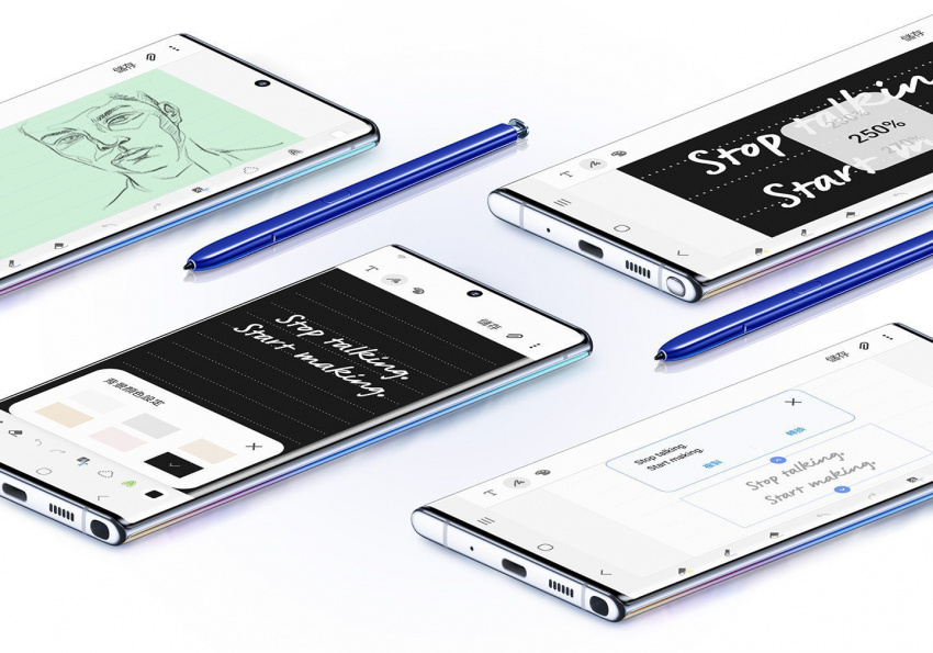 四部Galaxy Note10+的手機面向上平躺，屏幕分別顯示四個Samsung Note的使用介面，並有兩枝藍色S Pen。一個屏幕顯示一幅面部速寫，另外一個顯示文字輸出，下一部顯示筆記和覆蓋畫面上方的放大介面，及最後一部顯示手寫和背景的顏色設定選單。